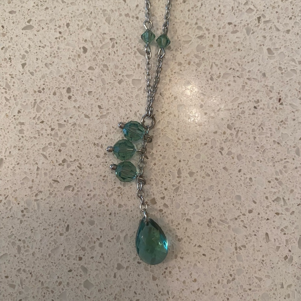 Drop necklace in silver with beautiful turquoise crystals